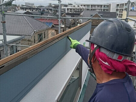 棟板金を取り外し、雨漏りの原因を探ります。